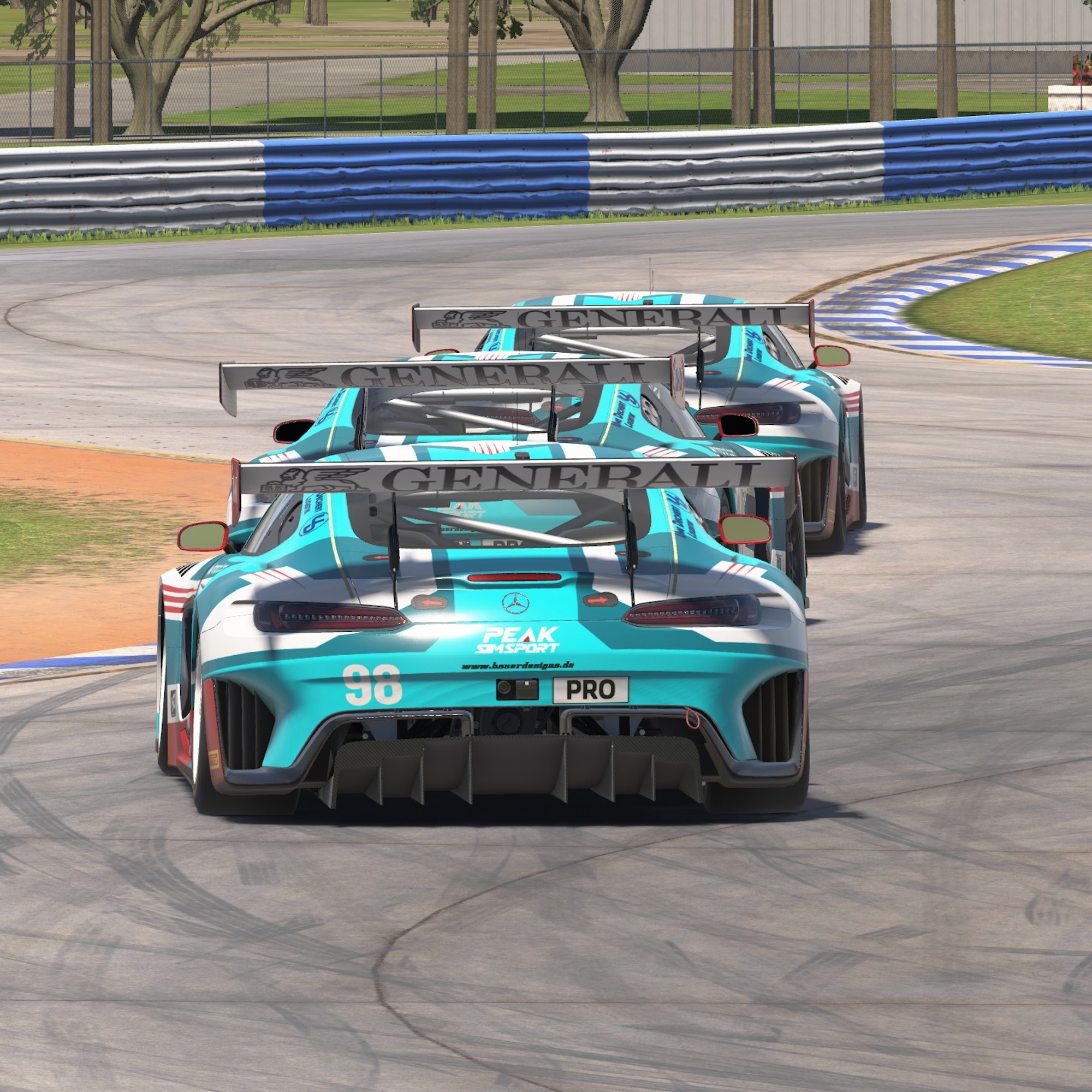 Drei Peak Simsport Mercedes hintereinander auf der Strecke
